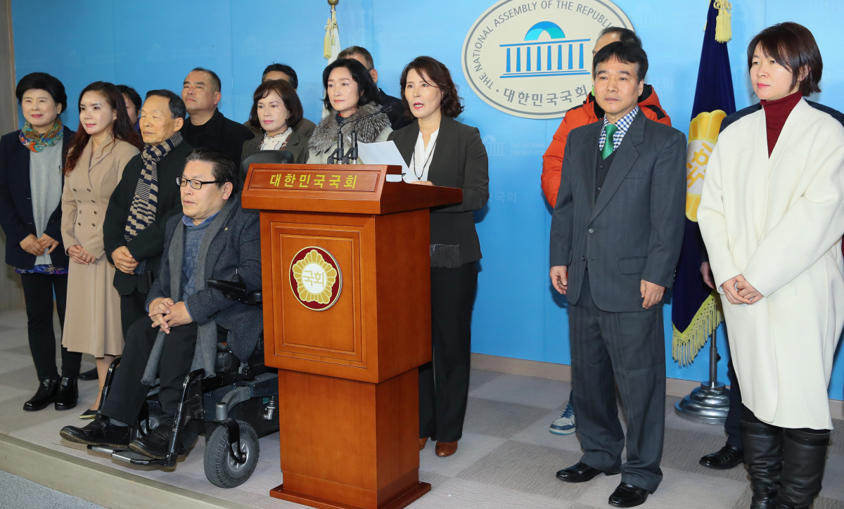 ▲바른미래당을 탈당한 안철수 전 대표를 지지하는 당원들이 30일 국회 정론관에서 탈당 동참을 발표하고 있다. (연합뉴스)