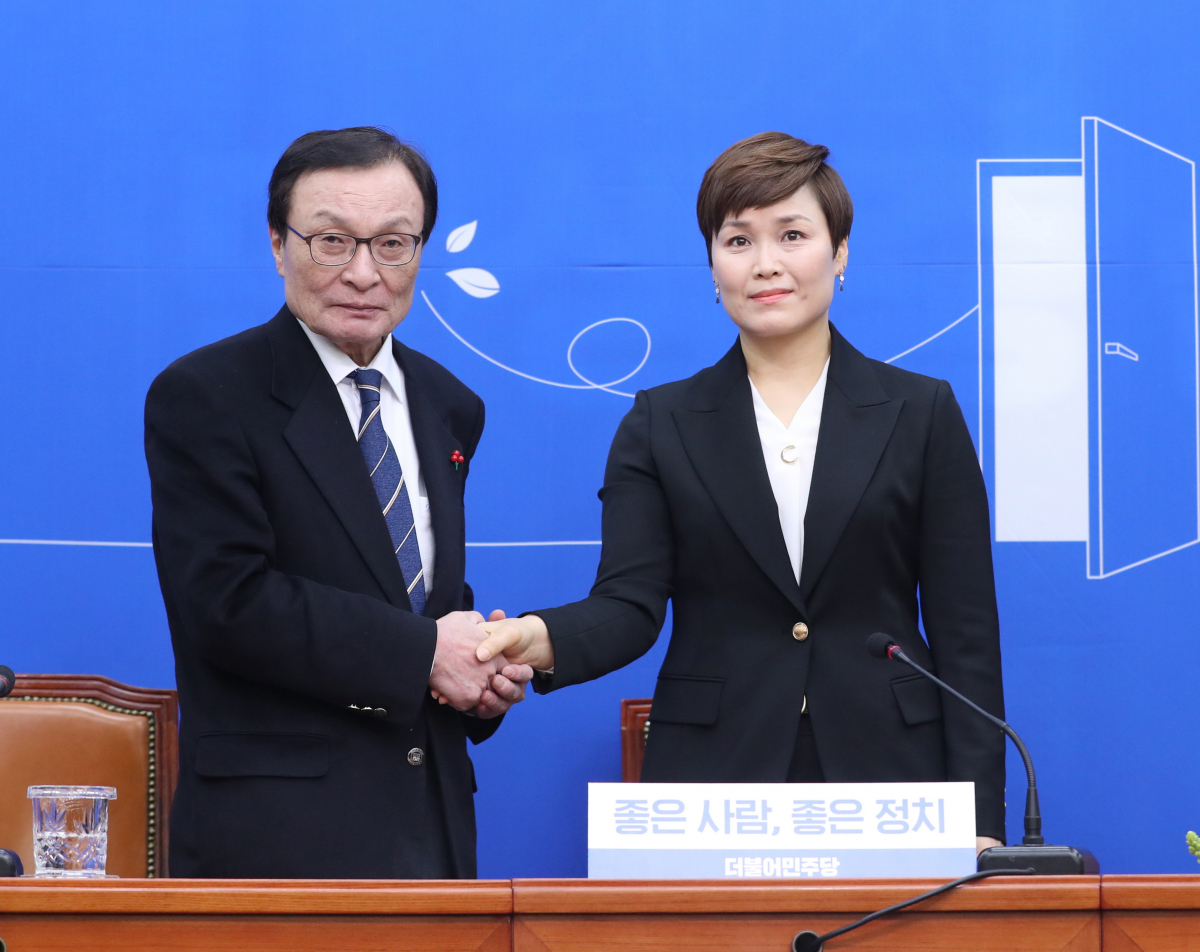 ▲더불어민주당 이해찬 대표가 30일 오전 서울 여의도 국회에서 15번째 영입인재인 전 핸드볼국가대표 임오경씨와 악수하고 있다. (연합뉴스)