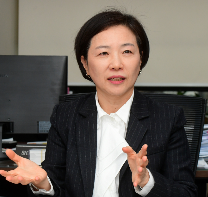 ▲천현숙 SH도시연구원장은 지난달 28일 서울 SH공사 본사에서 이투데이와 인터뷰를 진행했다. 그는 연구원의 향후 방향과 책임, 그리고 여성 관리자로서의 각오와 조언 등을 허심탄회하게 털어놨다.  (사진=고이란 기자 photoeran@)