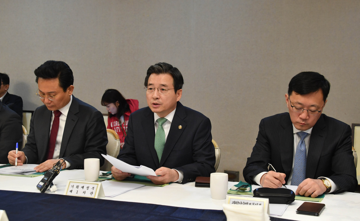 ▲김용범 기획재정부 차관이 31일 서울 광화문 정부서울청사에서 열린 '제2차 물가관계차관회의 및 제2차 혁신성장 전략점검회의'를 주재, 모두발언을 하고 있다.  (사진제공=기획재정부)