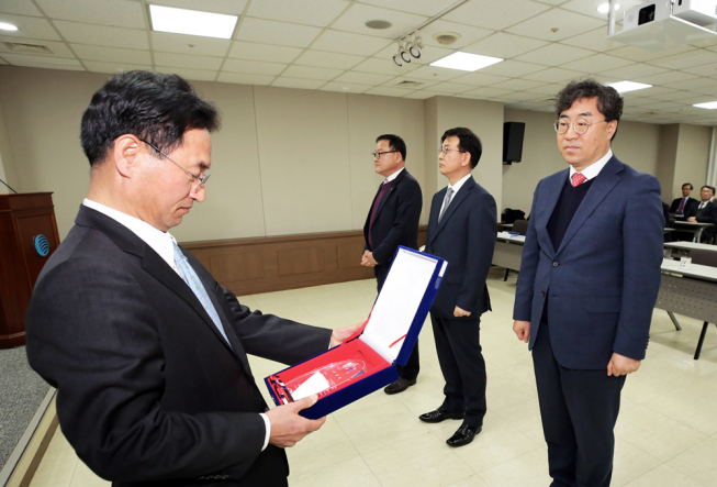 ▲삼천리 하찬호 도시가스사업본부장(왼쪽)이 우수 고객센터로 선정된 고객센터 대표들에게 상패를 수여하고 있다. (사진제공=삼천리)