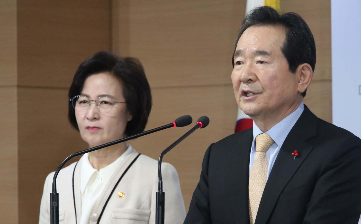 ▲정세균 국무총리가 31일 정부서울청사에서 특권 없는 공정한 사회를 위한 '권력기관 개혁 후속조치 추진계획'을 발표하고 있다. 왼쪽은 추미애 법무부 장관. (연합뉴스)