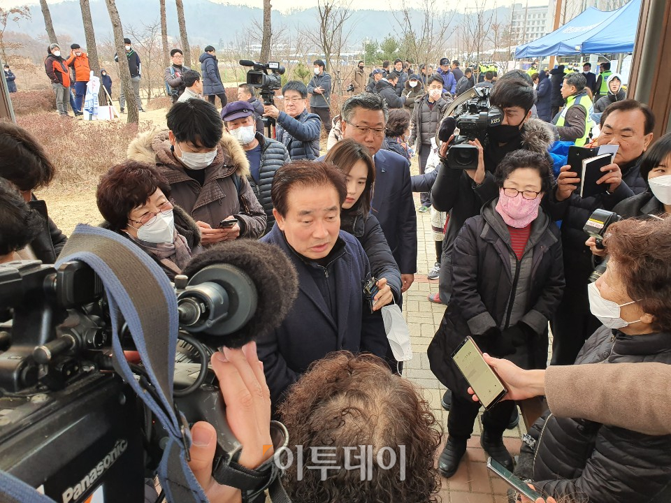 ▲송기섭 진천군수가 31일 우한 교민 수용시설인 국가공무원 인재개발원 앞에서 안전 확보를 위한 군 대책과 관련해 주민들에게 설명을 하고 있다. 진천=김지영 기자 jye@