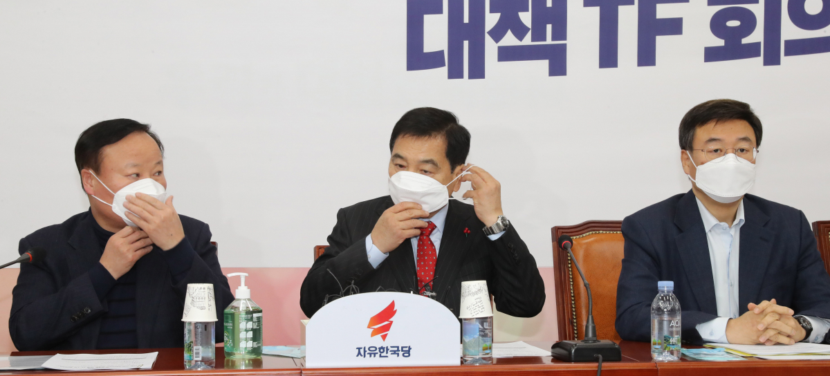 ▲자유한국당 심재철 원내대표와 의원들이 28일 오후 서울 여의도 국회에서 열린 '신종 코로나바이러스 감염증 대책 TF 회의'에서 마스크를 쓰고 있다. (연합뉴스)