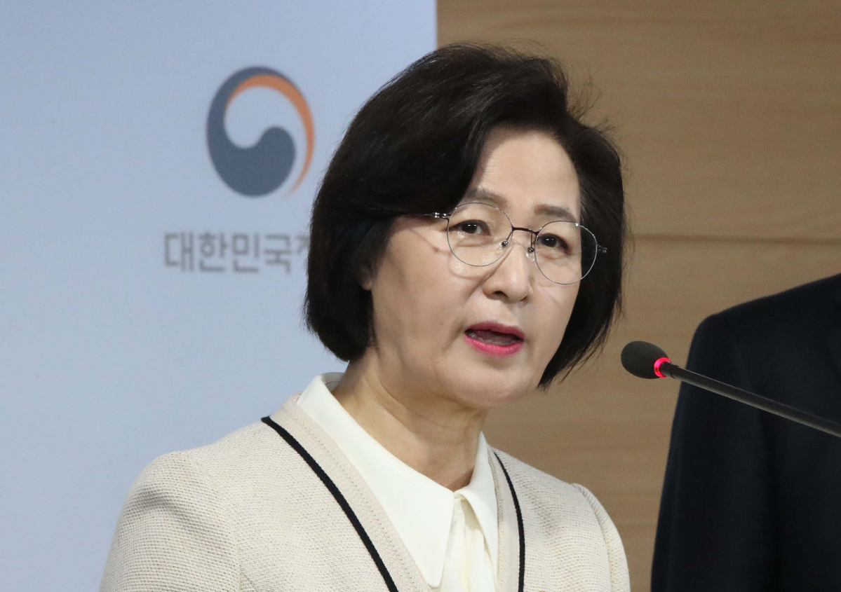 ▲추미애 법무부 장관이 31일 정부서울청사에서 정세균 국무총리의 특권 없는 공정한 사회를 위한 '권력기관 개혁 후속조치 추진계획' 발표 후 취재진 질문에 답변하고 있다. (연합뉴스)