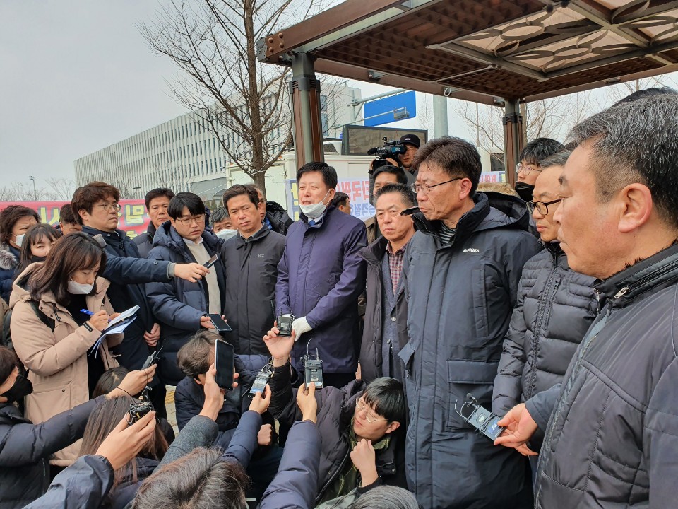 ▲'진천 수용시설 반대 비상대책위원회'가 31일 충북 진천군 국가공무원 인재개발원 앞에서 우한 교민 수용을 더 이상 반대하지 않겠다는 기자회견을 하고 있다. (진천=김지영 기자 jye@)