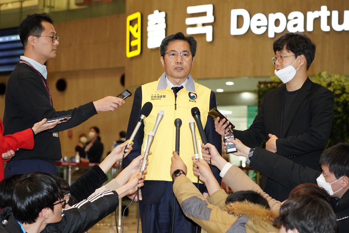 ▲중국 우한에 신속대응팀장으로 파견되는 이상진 외교부 재외동포영사실장이 31일 김포공항에서 출국 전 약식 브리핑을 하고 있다. (연합뉴스)