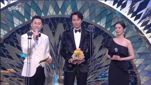 ▲'2019 SBS 연기대상' 신동엽, 김남길, 장나라(사진제공=SBS)