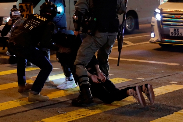 ▲경찰관이 2019년 12월 31일(현지시간) 홍콩 콩콕경찰서 인근에서 시위대를 진압하고 있다. 홍콩/로이터연합뉴스.
