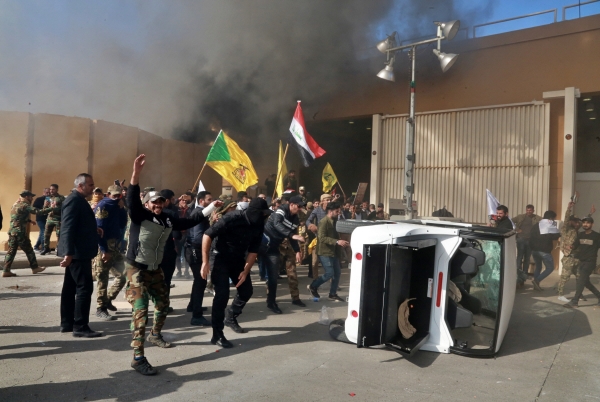 ▲이라크 내 친이란 시아파 민병대 카타이브-헤즈볼라를 폭격한 미국에 항의하는 시위대가 31일(현지시간) 바그다드 주재 미 대사관에 난입해 공격하고 있다. 바그다드/AP연합뉴스
