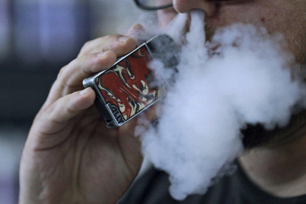 ▲오하이오주 메이필드 하이츠에서 한 남자가 전자담배를 내뿜고 있다. 메이필드 하이츠/AP연합뉴스.
