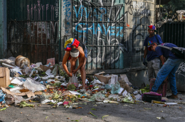 ▲베네수엘라 수도 카라카스에서 한 시민이 쓰레기 더미에서 음식을 찾고 있다.  (카라카스/연합뉴스)