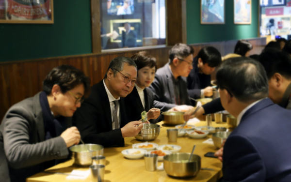 ▲최창희 공영쇼핑 대표와 직원들이 2일 떡국을 먹고 있다. (사진제공=공영쇼핑)