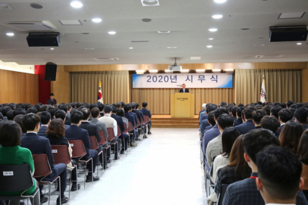 ▲일동제약그룹이 2일 서울 양재동 본사에서 2020년 시무식을 거행하고 있다. (사진제공=일동제약)