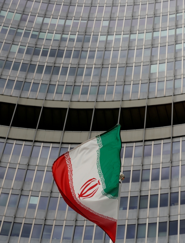 ▲오스트리아 빈에 위치한 국제원자력기구(IAEA) 본부 앞에 이란 국기가 펄럭이고 있다. 빈/로이터연합뉴스.
