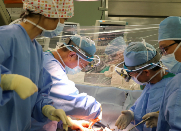 ▲서울아산병원 흉부외과 김동관 교수(왼쪽에서 두 번째)가 폐암 수술을 집도하고 있다. (서울아산병원)