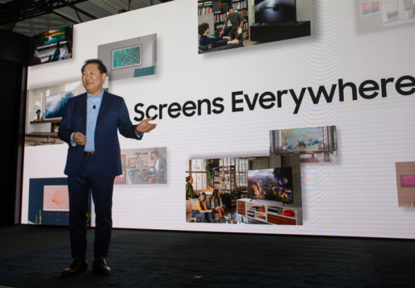 ▲삼성전자 영상디스플레이 사업부장 한종희 사장이 삼성의 ‘스크린 에브리웨어’ 비전을 발표하고 있다. (사진제공=삼성전자)
