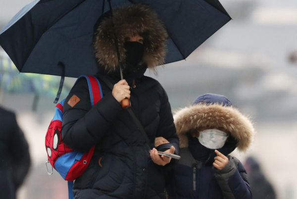 ▲비가 내리는 오후 우산을 쓴 시민들이 광화문광장 인근을 걸어가고 있다.  (연합뉴스)