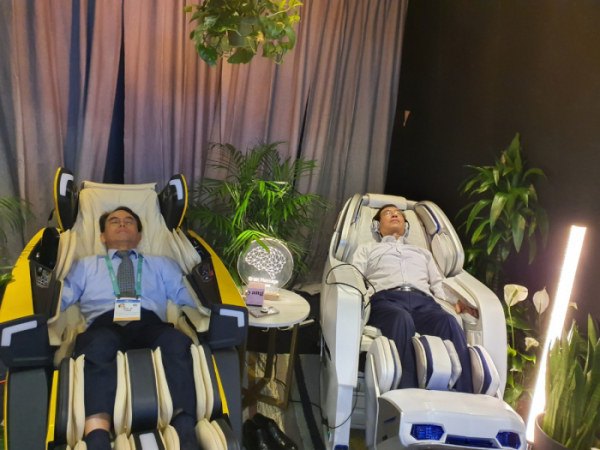 ▲박원순(오른쪽) 서울시장이 8일 CES에서 바디프랜드 안마의자를 체험하고 있다. (사진제공=바디프랜드)
