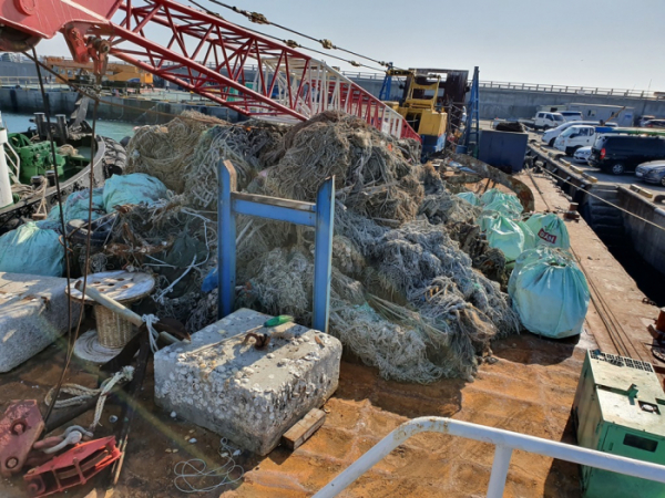 ▲해양환경공단이 바닷속에서 건져올린 해양쓰레기. (사진제공=해양환경공단)