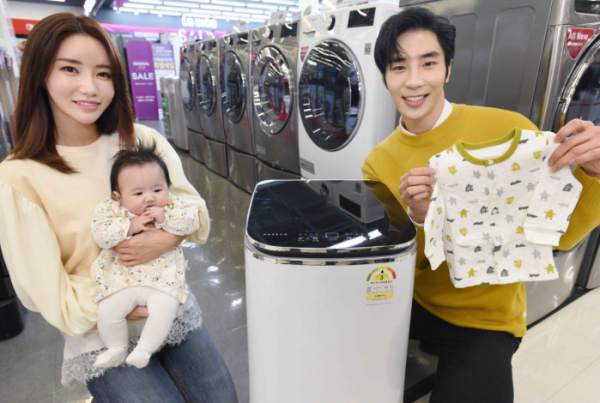 ▲아이와 모델들이 서울 등촌동 홈플러스 강서점에서 소형 세탁기 ‘파세코 미니 클린’을 선보이고 있다.  (사진제공=홈플러스)