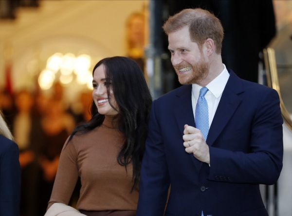 ▲영국의 해리 왕자와 메건 마클 왕자비가 7일(현지시간) 런던 캐나다 하우스를 방문한 뒤 떠나고 있다. 런던/AP연합뉴스
