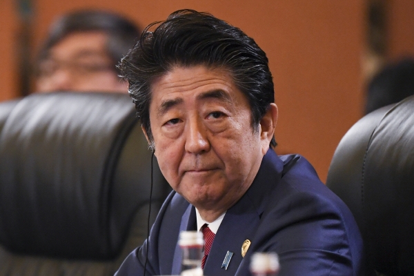 ▲아베 신조 일본 총리가 작년 12월 24일(현지시간) 중국 청두에서 열린 한중일 정상회의에 참석하고 있다. 청두/AP뉴시스 
