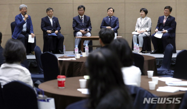 ▲12월31일 세종시 어진동 세종컨벤션센터에서 열린 2019년 제1차 고교학점제 정책연구진 합동토론회에서 박백범 교육부 차관과 성기선 한국교육과정평가원장, 반상진 한국교육개발원장, 나영선 한국직업능력개발원장, 박수정 충남대 교수, 최교진 세종교육감이 토론하고 있다. (뉴시스)