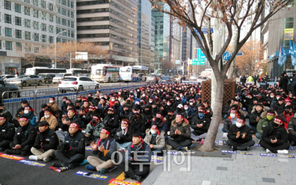 ▲르노삼성자동차 노동조합이 지난달 10일 서울 사무소 앞에서 상경 투쟁을 벌이고 있다.  (이투데이DB)