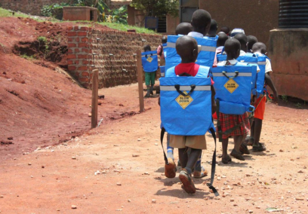▲제리백을 메고 있는 우간다 아이들  (사진=제리백)
