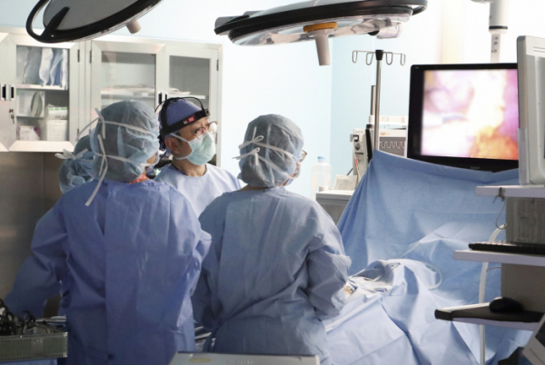 ▲삼성서울병원 수술실에서 의료진이 5G 싱크캠을 장착하고 수술 교육을 진행하고 있다. (KT 제공)
