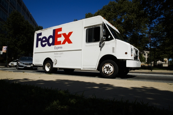▲페덱스 트럭이 미국 필라델피아에서 배송 서비스를 하고 있다. 아마존은 14일(현지시간) 아마존 프라임 배송을 할 때 페덱스 지상 택배를 이용하지 못하게 했던 금지령을 해제했다. 필라델피아/AP뉴시스 
