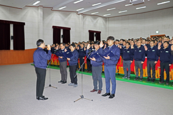 ▲15일 현대로템 창원공장에서 개최된 비상경영 선포식 현장에서 직원들이 선서를 하고 있다. 사진제공=현대로템