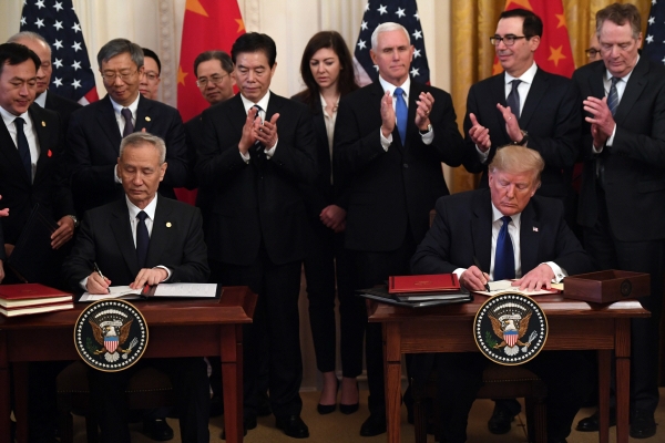 ▲도널드 트럼프(오른쪽) 미국 대통령과 류허(왼쪽) 중국 부총리가 15일(현지시간) 워싱턴DC 백악관에서 미중 1단계 무역 합의안에 서명하고 있다. 워싱턴/AFP연합뉴
