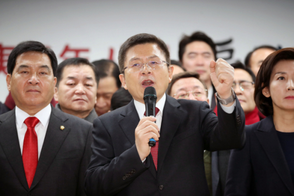 ▲자유한국당 황교안 대표가 16일 오전 서울 영등포구 여의도 자유한국당 중앙당사에서 열린 2020 한국당 서울시당 신년인사회에서 구호를 외치고 있다.  (연합뉴스)