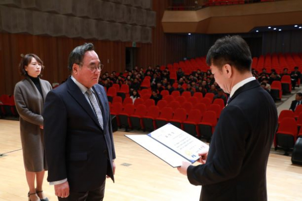 ▲배조웅(왼쪽) 한국레미콘공업협동조합연합회 회장이 상을 받고 있다. (사진제공=중기중앙회)