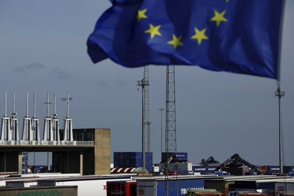▲벨기에 북서부에 있는 쩨브뤼헤 항만에서 EU 깃발이 바람에 펄럭이고 있다. 쩨브뤼헤/AP뉴시스.
