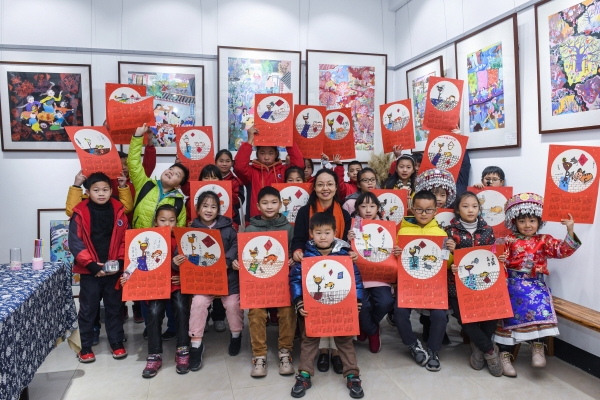 ▲중국 저장성 Cixi의 한 유치원에서 어린이들이 춘제(구정)를 맞아 그린 그림을 들어보이고 있다. 신화연합뉴스
