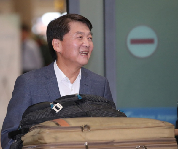 ▲바른미래당 안철수 전 의원이 19일 인천국제공항을 통해 귀국하고 있다.  (연합뉴스)
