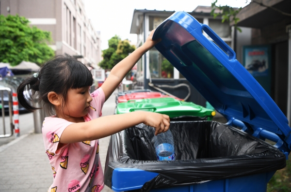 ▲쓰레기 분리수거가 시범적으로 실시되는 중국 충칭에서 한 어린이가 플라스틱 물병을 재활용 쓰레기통에 넣고 있다. 충칭/신화뉴시스
