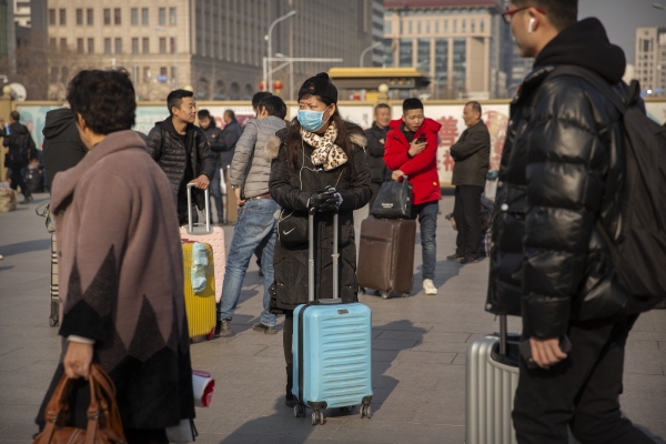 ▲중국 베이징역 앞에서 17일(현지시간) 한 여행객이 마스크를 쓰고 서 있다. 우한에서 발생한 신종 코로나바이러스에 의한 폐렴이 갈수록 확산하고 있다. 베이징/AP뉴시스
