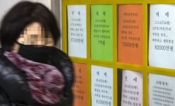 ▲서울 강동구의 한 공인중개사 사무소 앞으로 한 시민이 지나가고 있다.  (연합뉴스 )