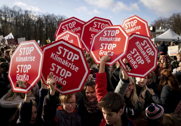 ▲독일 베를린에서 지난해 11월 29일(현지시간) 학생들이 기후변화 대응을 촉구하는 시위를 벌이고 있다. 베를린/AP뉴시스 
