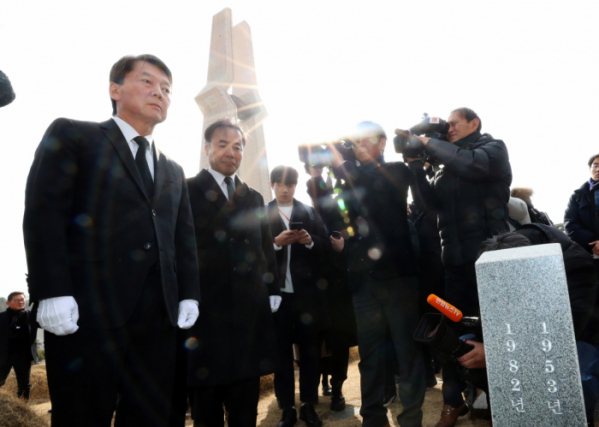 ▲바른미래당 안철수 전 의원이 20일 오후 광주 북구 운정동 국립5·18민주묘지 열사묘역을 참배하고 있다.  (연합뉴스)