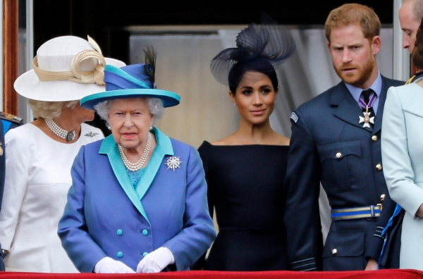 ▲왼쪽부터 카밀라 영국 왕세자빈, 엘리자베스 2세 여왕, 메건 왕자비, 해리 왕자가 2018년 7월 10일(현지시간) 런던 버킹엄궁 발코니에서 공군 100주년 기념 공중 분열식을 관람하고 있다. 런던/AFP연합뉴스
