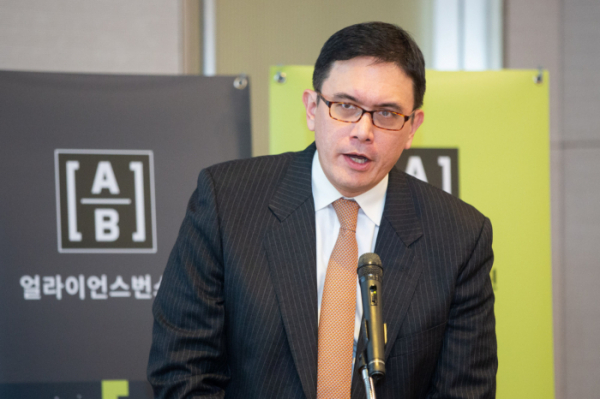 ▲데이비드 웡 (David Wong) AB 주식 부문 선임 투자 전략가가 21일 열린 기자간담회에서 발표하고 있다.  (사진제공=AB자산운용)