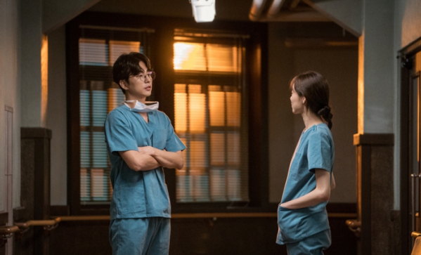 ▲‘낭만닥터 김사부 2’ 이성경-신동욱(사진제공=SBS)