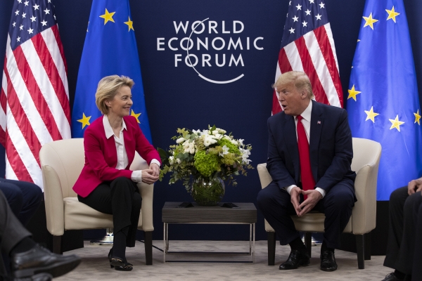 ▲도널드 트럼프(오른쪽) 미국 대통령이 21일(현지시간) 스위스 다보스에서 개막한 세계경제포럼(WEF) 연차총회에서 우르줄라 폰데어라이엔 유럽연합(EU) 집행위원장과 대화하고 있다. 다보스/AP연합뉴스
