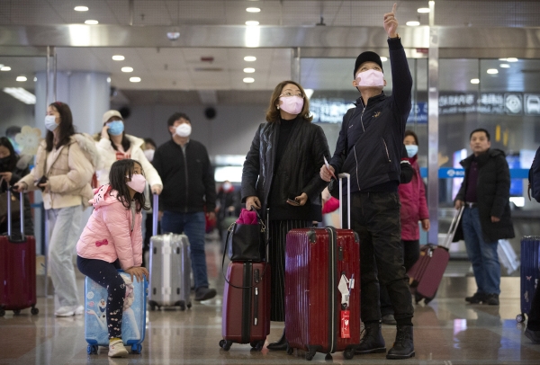 ▲중국 베이징국제공항에서 출국 수속을 하려는 관광객들이 모두 마스크를 착용하고 있다.  (사진제공=AP연합뉴스)