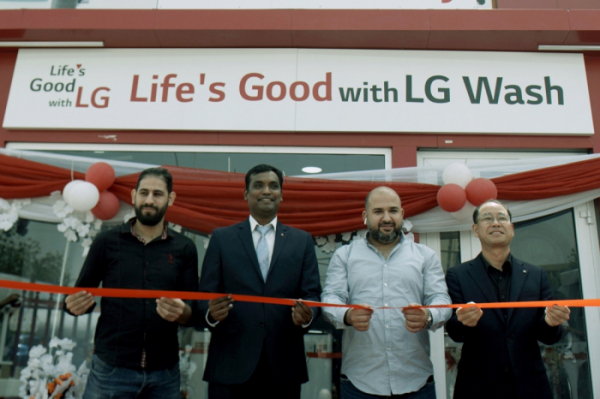▲LG전자가 25일 나이지리아 카노 주에 있는 LG 브랜드샵의 일부 공간에 무료 세탁방인 ‘라이프스 굿 위드 LG 워시(Life’s Good with LG Wash)’를 열었다. 무료 세탁방 개소식에서 관계자들이 테이프 커팅을 하고 있다. (사진제공=LG전자)